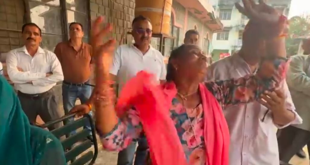 प्रसव के उपरांत महिला की मौत के बाद ज्वालामुखी अस्पताल में विलाप करते परिजन। स्रोत : जागरूक पाठ