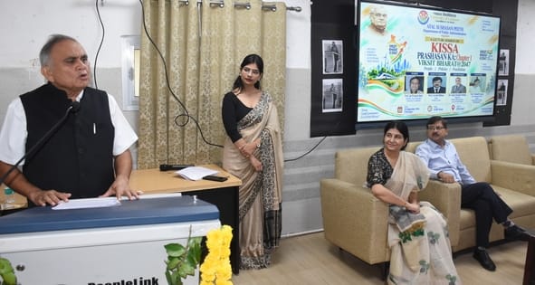 Former Chief Secretary shares tales of administration with students.