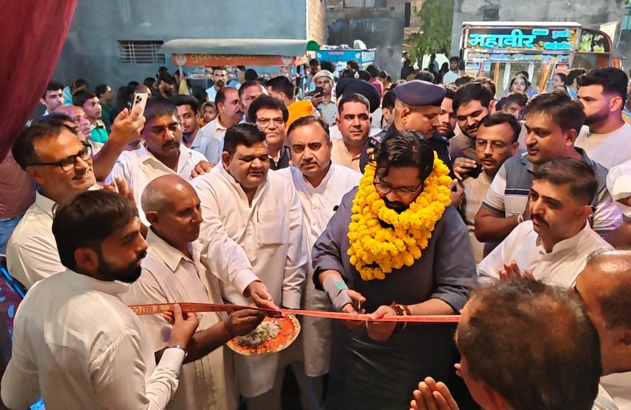 रिबन काटकर मेले का शुभारंभ करते मुख्यातिथि राज्यसभा सासंद कार्तिकेय शर्मा