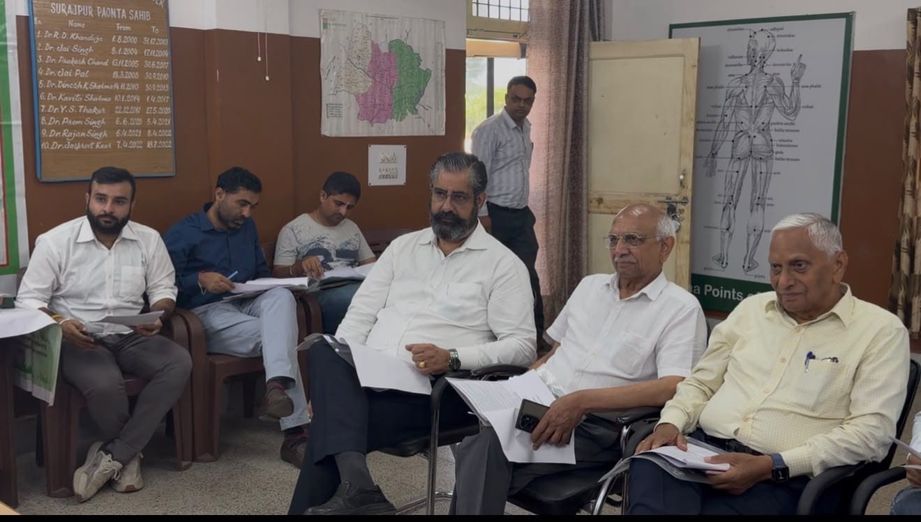 राजकीय आयुर्वेदिक चिकित्सालय पांवटा साहिब रोगी कल्याण समिति की बैठक में भाग लेते सदस्य। संवाद
