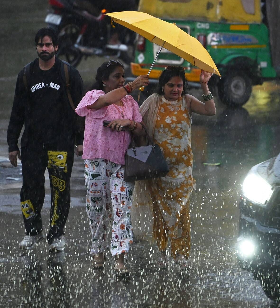 Mercury drops by 4.7 degrees due to rain and winds