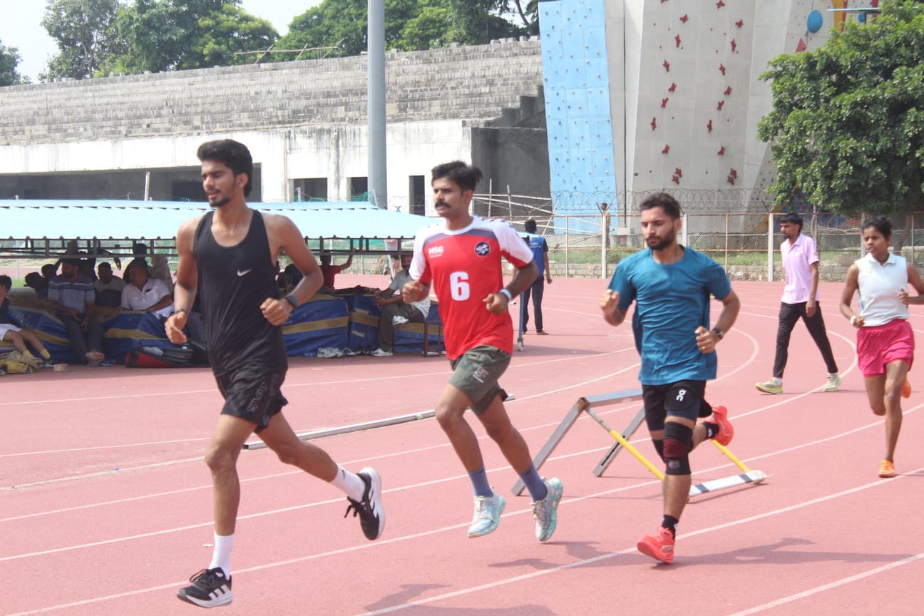 राज्य स्तरीय मॉडर्न पेंटाथलॉन प्रतियोगिता में हिस्सा लेते खिलाड़ी। संवाद