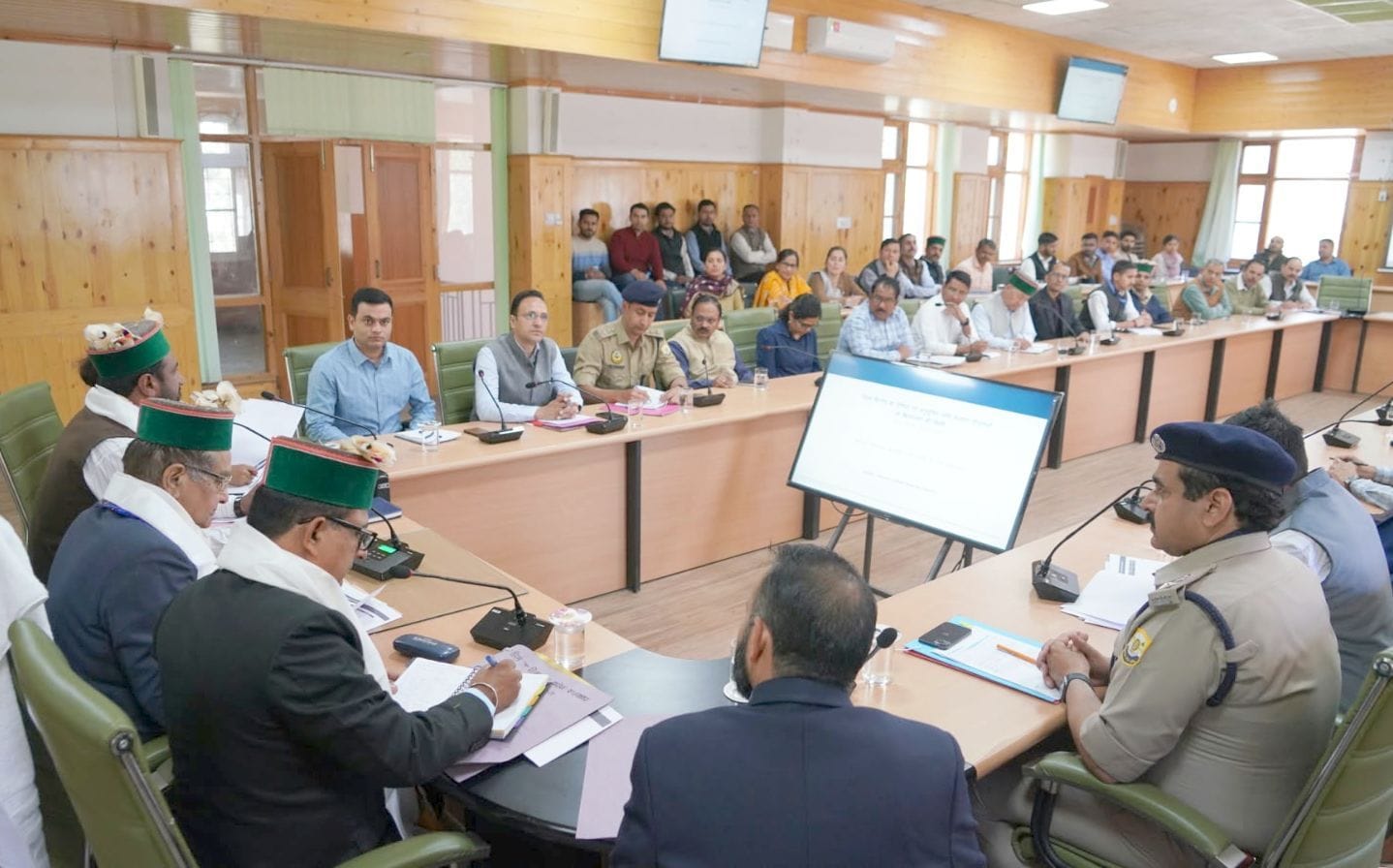 रिकांगपिओ में अनुसूचित जाति आयोग की बैठक में मौजूद आयोग के पदाधिकारी और अन्य। स्रोत : डीपीआरओ