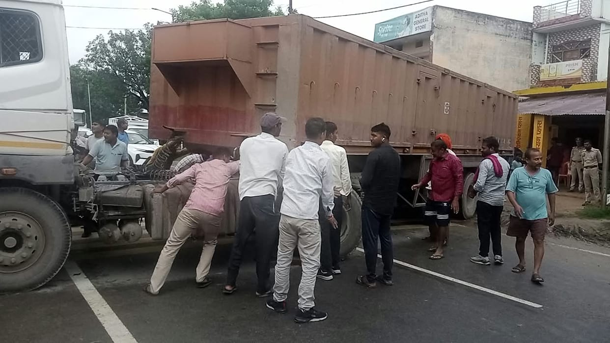 Traffic disrupted on Ram-Janaki Marg due to a stuck trailer.