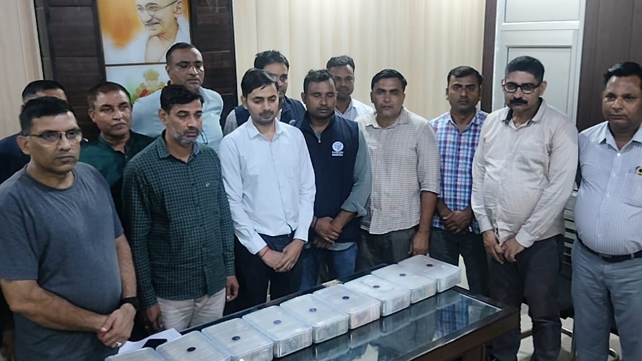 रिश्वत लेने के आरोप में पकड़े गए खनन अधिकारी, लिपिक और विजिलेंस टीम के सदस्य। संवाद