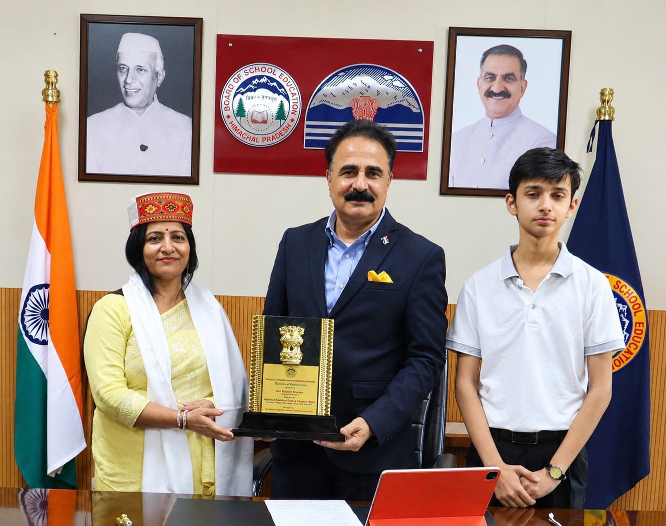 राष्ट्रीय शिक्षक पुरस्कार विजेता मंजरी वी महाजन को सम्मानित करते शिक्षा बोर्ड अध्यक्ष डॉ. राजे