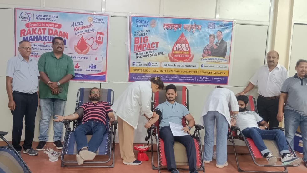 रोटरी क्लब पांवटा साहिब द्वारा आयोजित शिविर में रक्तदान करते हुए लोग। स्रोत: आयोजक
