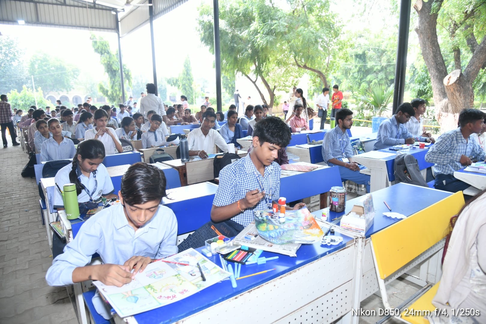 स्कूली निबंध प्रतियोगिता आयोजित कार्यक्रम में पेंटिंग प्रतियोगिता में भाग लेते प्रतिभागी। संवाद