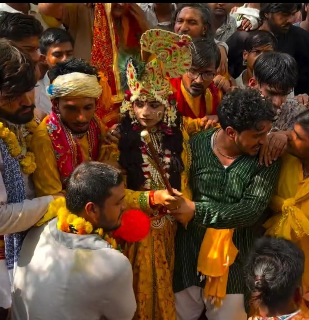 When the *sakhis* refused to part with their goras (dairy offering), Kanha smashed the pot.