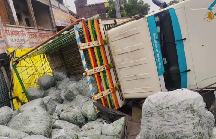 Pickup loaded with green chilies overturned on the road