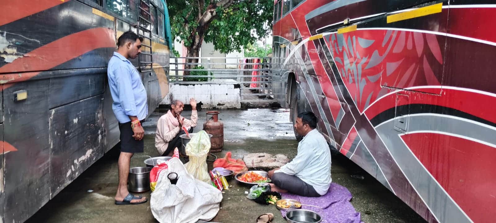 सीकेटीपी-06-दो बसों के बीच में सिलिंडर में खाना बनाते पर्यटक। संवाद