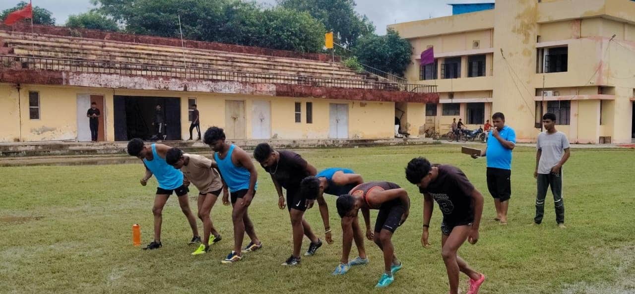 सुखदेव पहलवान स्पोर्ट्स स्टेडियम में दौड़ का अभ्यास करते धावक।
