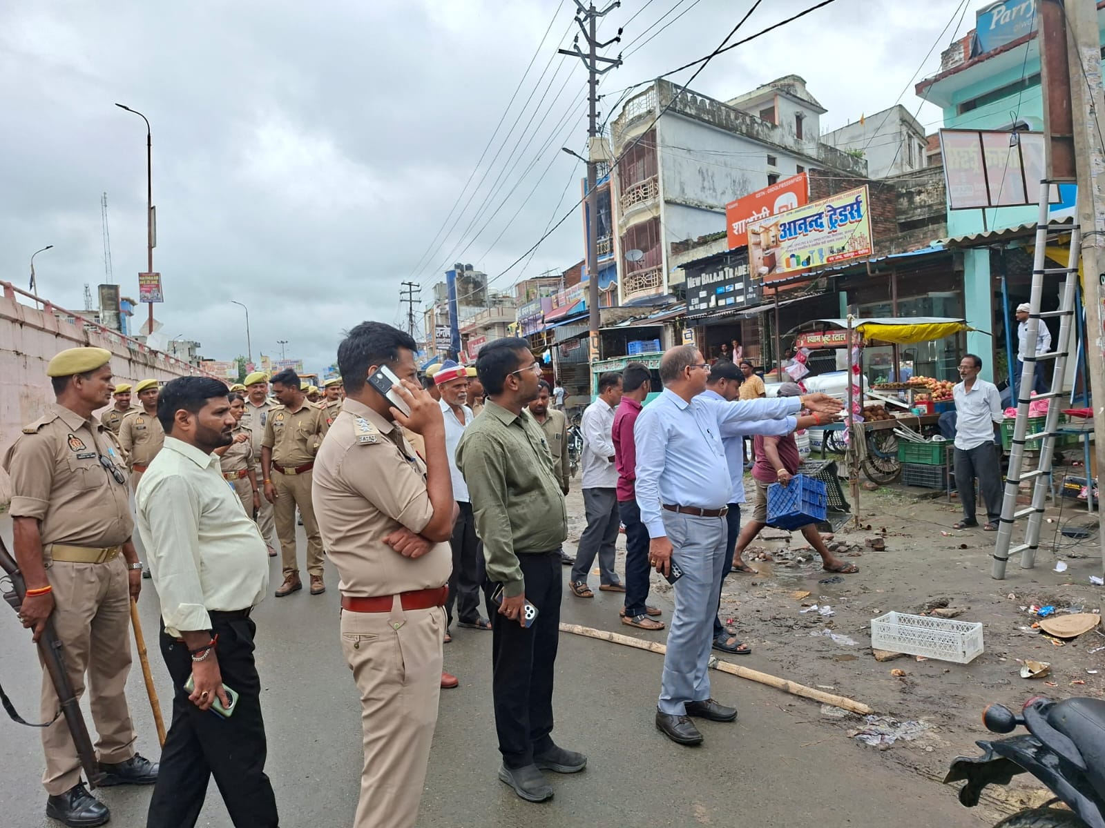 सलेमपुर में सड़क की पटरी से अतिक्रमण हटाने का निर्देश देते एसडीएम