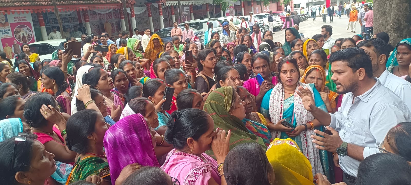 समूह सखियों का प्रदर्शन- जिलाधिकारी कार्यालय के सामने प्रदर्शन करती समूह सखी कैडर संघ में शामि
