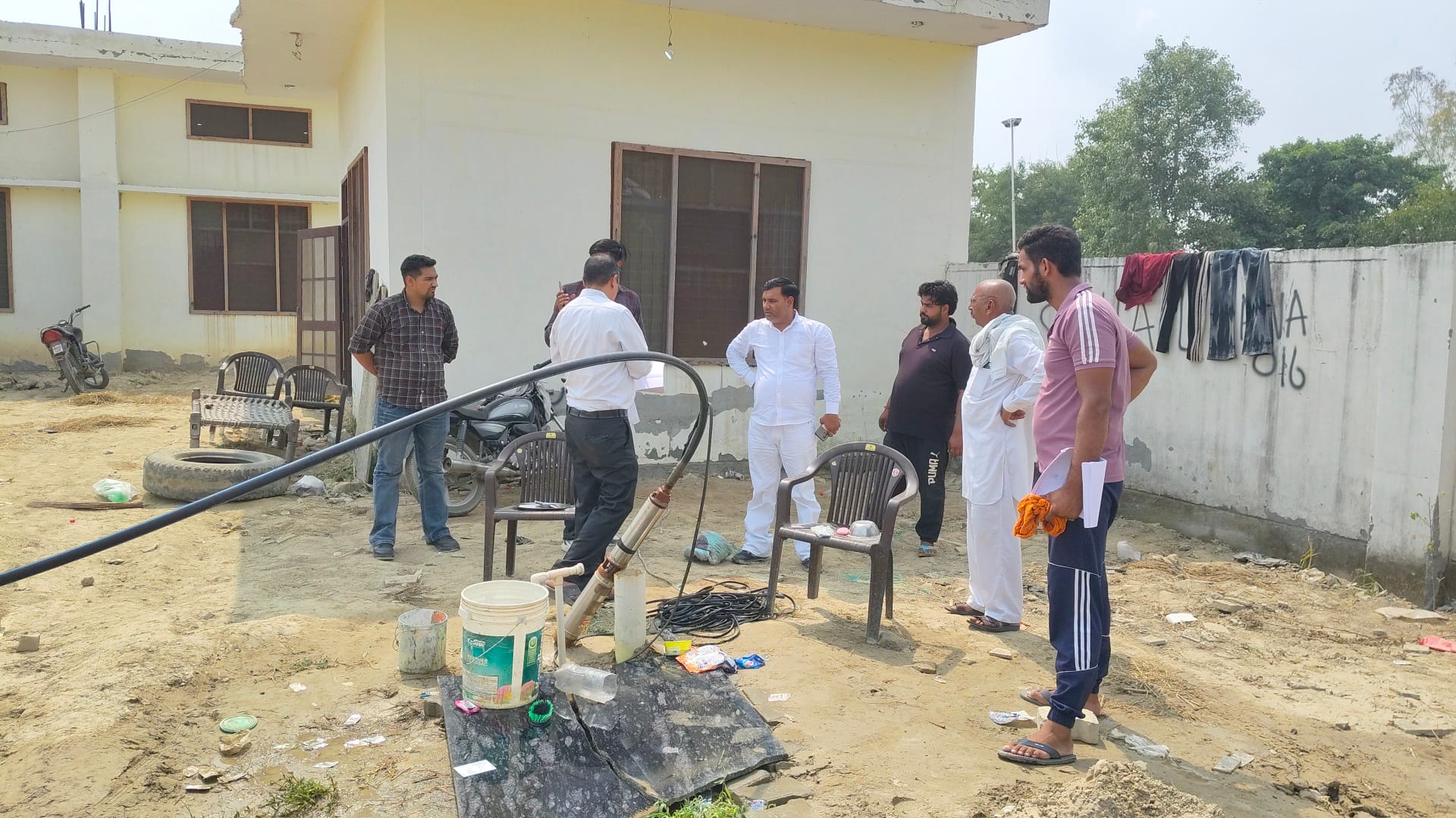 समर्सिबलों की जांच करते पहुंची बिजली बोर्ड की टीम। संवाद