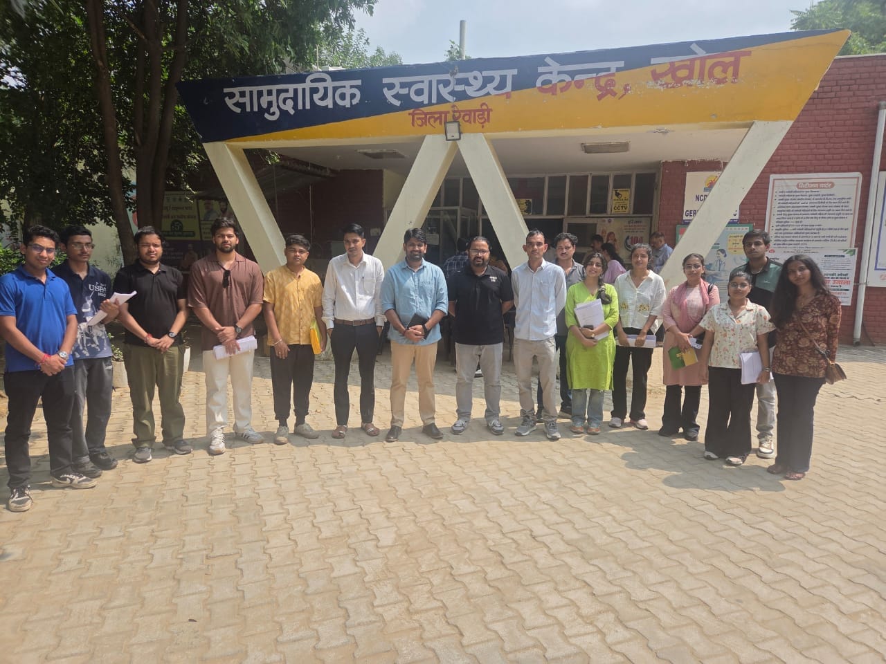 सामुदायिक स्वास्थ्य केंद्र का दौरा करते आईआईएम रोहतक के विद्यार्थी। स्रोत : प्रशासन