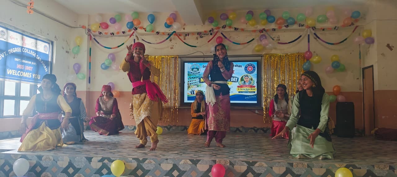सराहां महाविद्यालय में आयोजित कार्यक्रम में भाग लेते छात्र। संवाद