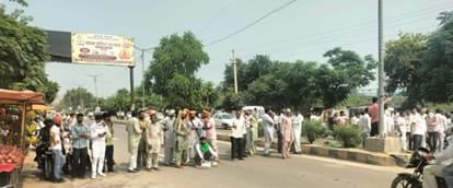 सिरसा। डबवाली रोड जाम करते हुए किसान। संवाद