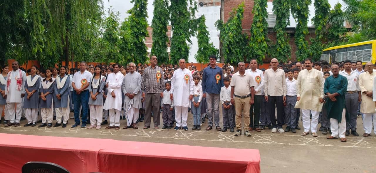 सरस्वती विद्या मंदिर इंटर कॉलेज लालगंज वंदे मातरम के 150 वर्ष पूर्ण होने आयोजित कार्यक्रम में म