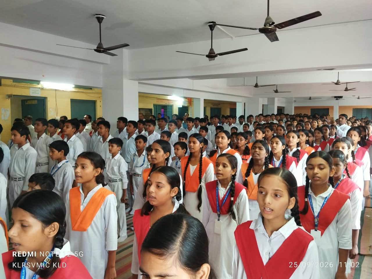 सरस्वती विद्या मंदिर में वंदे मातरम गाते छात्र-स्रोत कॉलेज