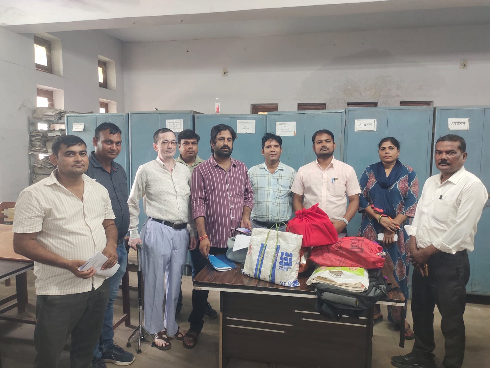 सदर तहसील में बस्ता जमा करने के दौरान लेखपाल स्रोत संगठन