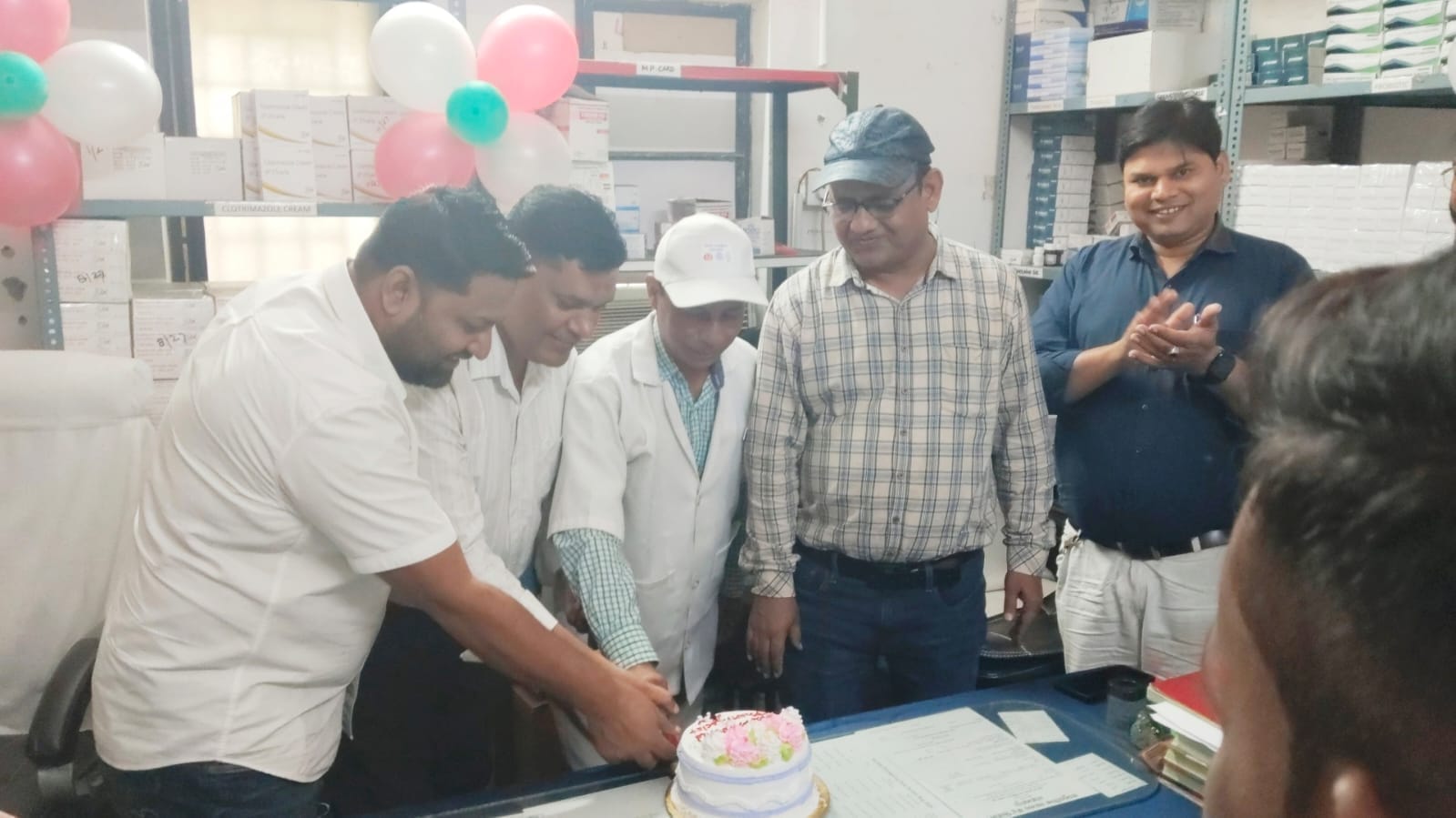 सिंधौली सीएचसी में फार्मासिस्ट दिवस  पर केक काटते डिप्टी सीएमओ डॉ.आसिफ। संवाद