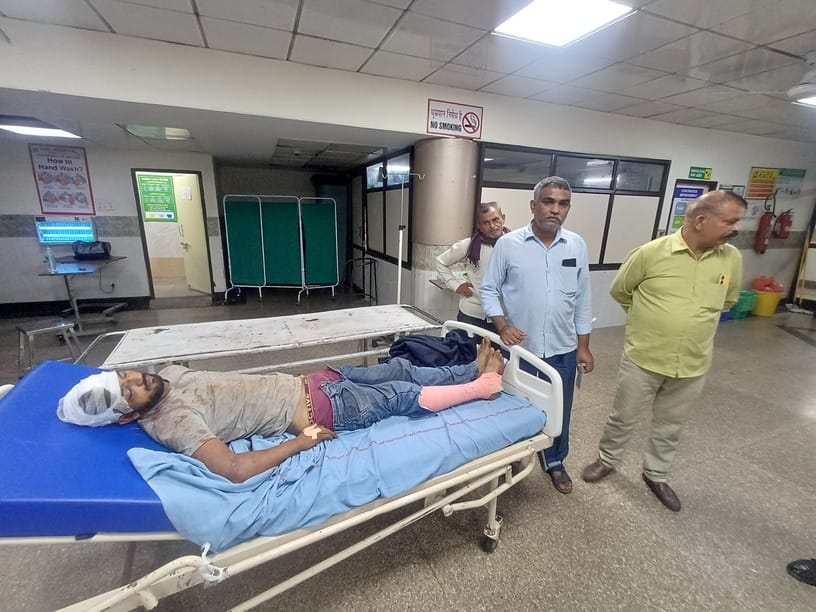 सड़क हादसे में घायल दीपक छावनी के नागरिक अस्पताल में उपचाधीन। संवाद
