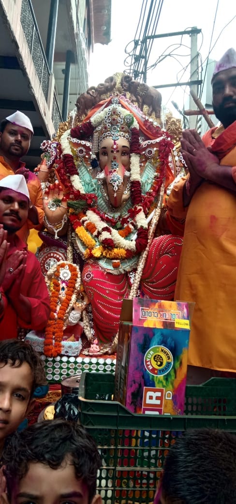 सीवन में गणपति महोत्सव के दौरान गणेश जी की मूर्ति के साथ श्रद्धालु। संवाद