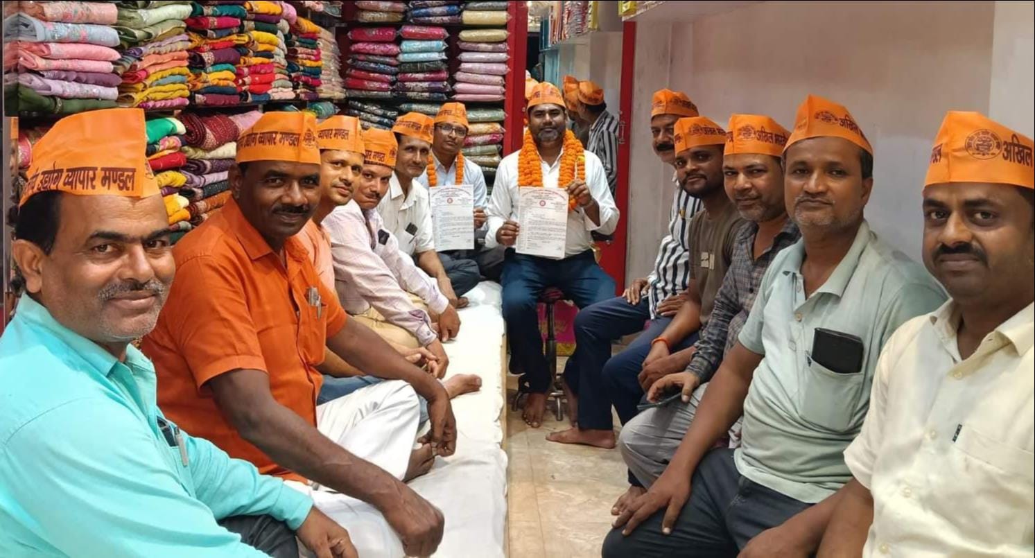 सैयदराजा में अखिल भारतीय उद्योग व्यापार मंडल इकाई के नवनियुक्त पदाधिकारी। स्रोत:-जागरूक पाठक