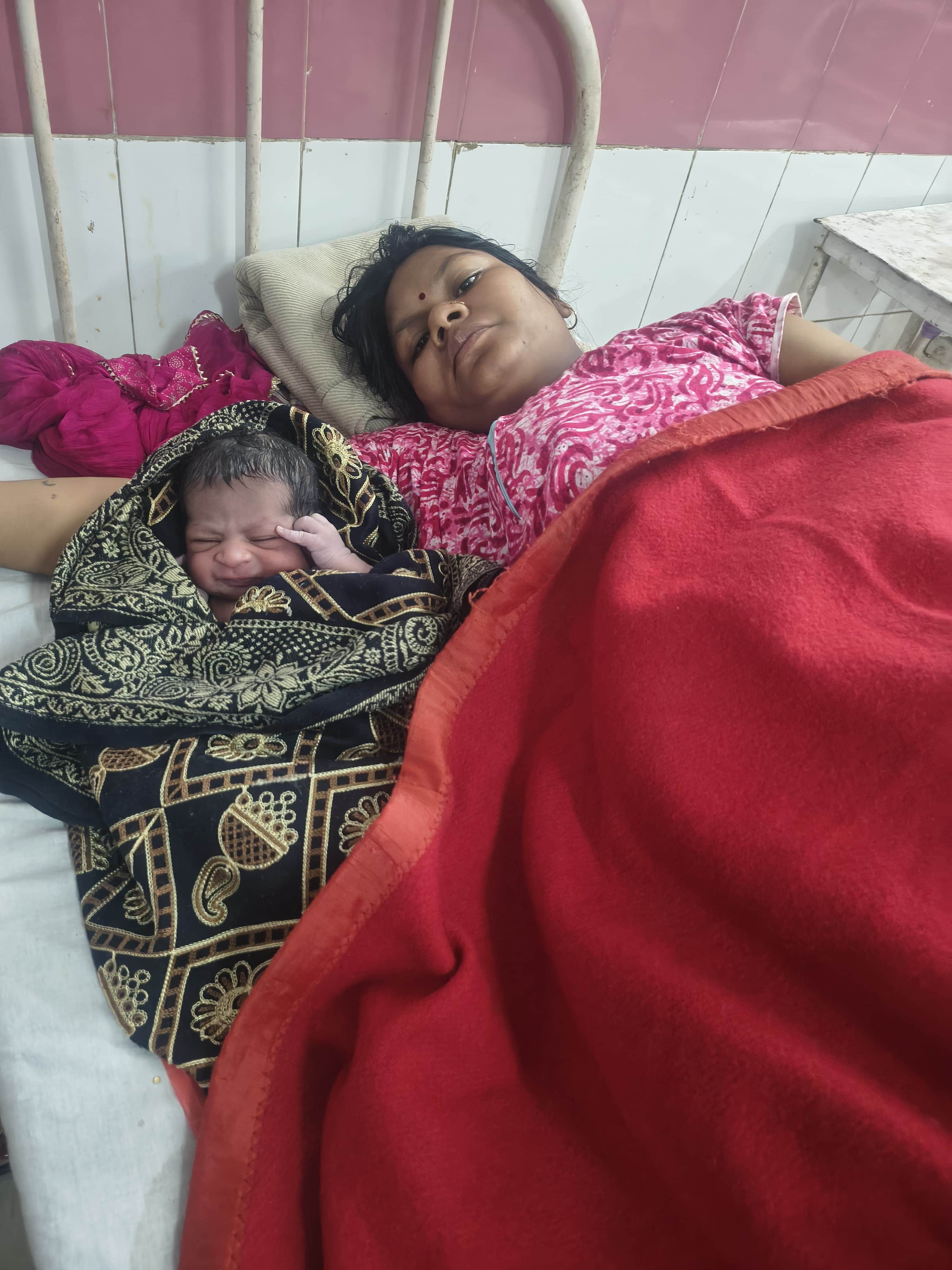 शाहगंज सीएचसी में भर्ती जच्चा-बच्चा। संवाद