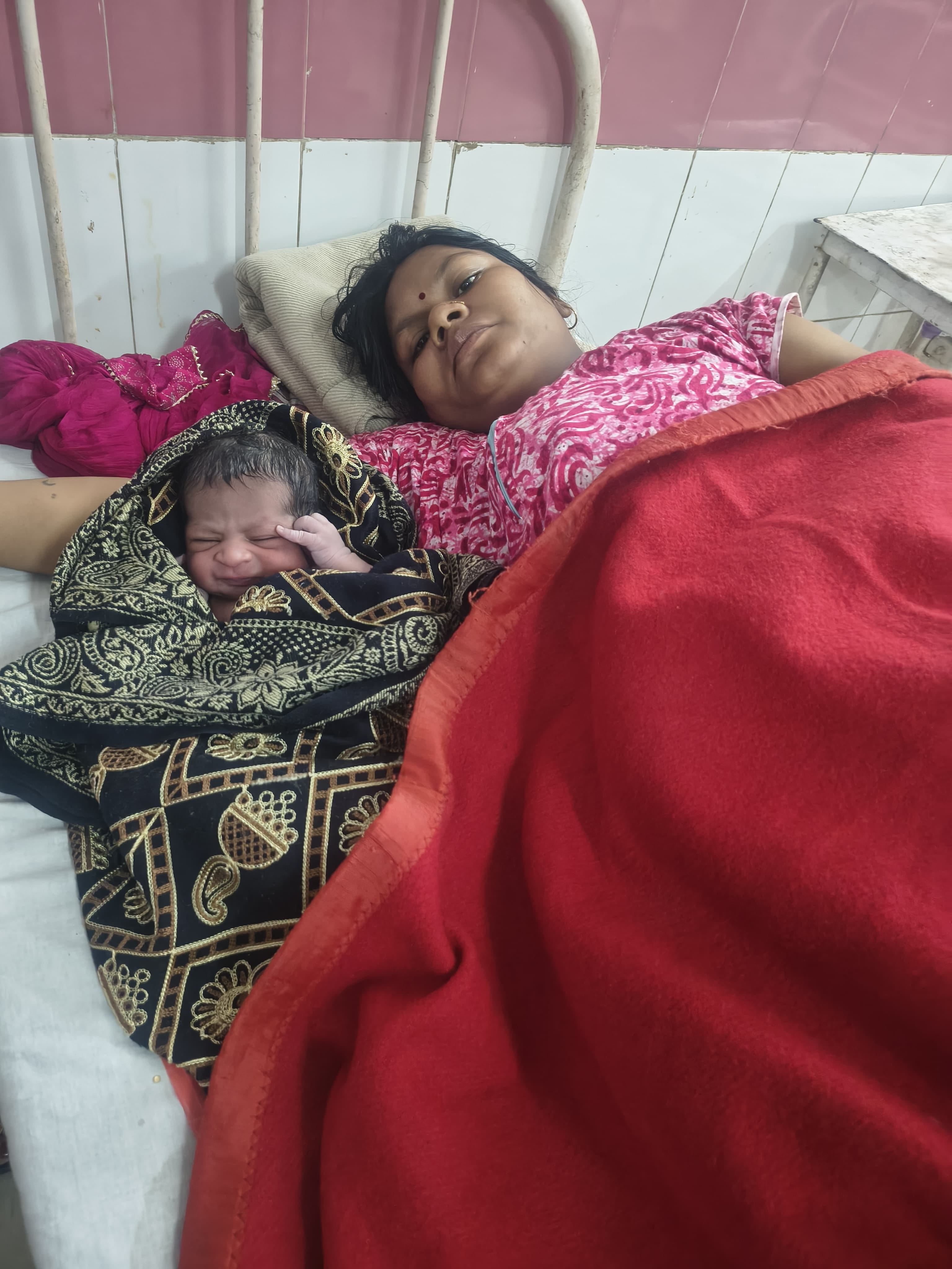 शाहगंज सीएचसी में भर्ती जच्चा-बच्चा। संवाद