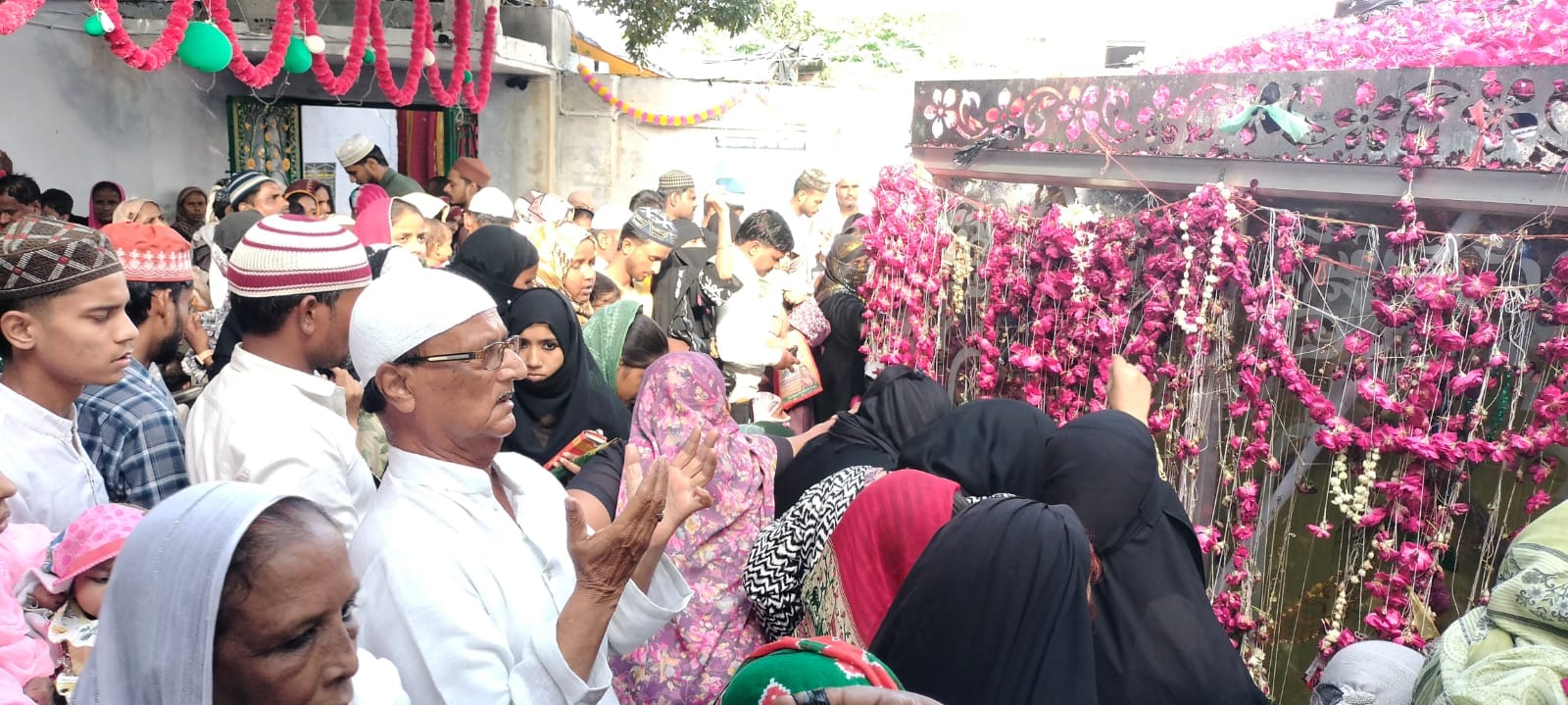 शाहजहांपुर में झंडाकलां में दुआ करते अकीदतमंद। संवाद