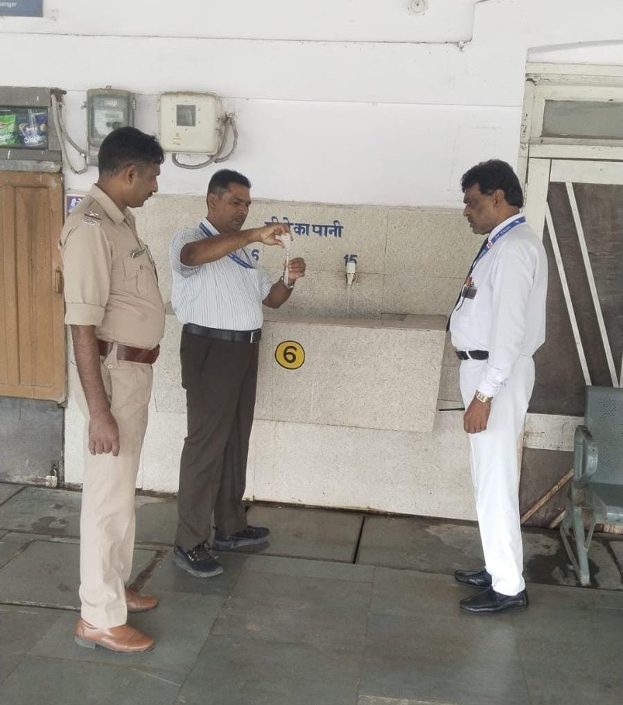 शाहजहांपुर में रेलवे स्टेशन पर पानी की जांच करते सीएचआई त्रिलोक चंद्र। स्रोत: रेलवे