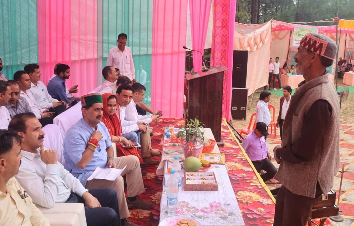 शाहपुर के धारकंडी क्षेत्र के रिड़कमार में सरकार गांव के द्वार कार्यक्रम में लोगों की समस्याएं स
