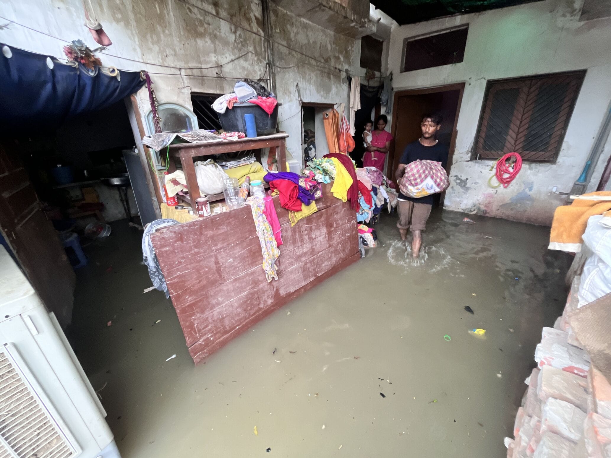 शहर के गांधीनगर में घर में घुसा बारिश का पानी।