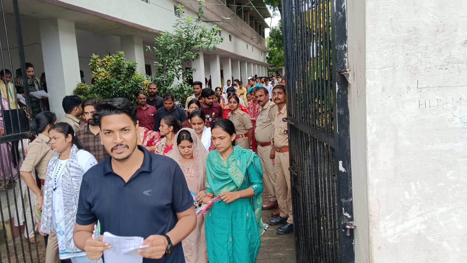 शहीद मंगल पांडेय इंटर कालेज से डीएलएड की परीक्षा देने के बाद बाहर निकलते छात्र-छात्राएं। संवाद