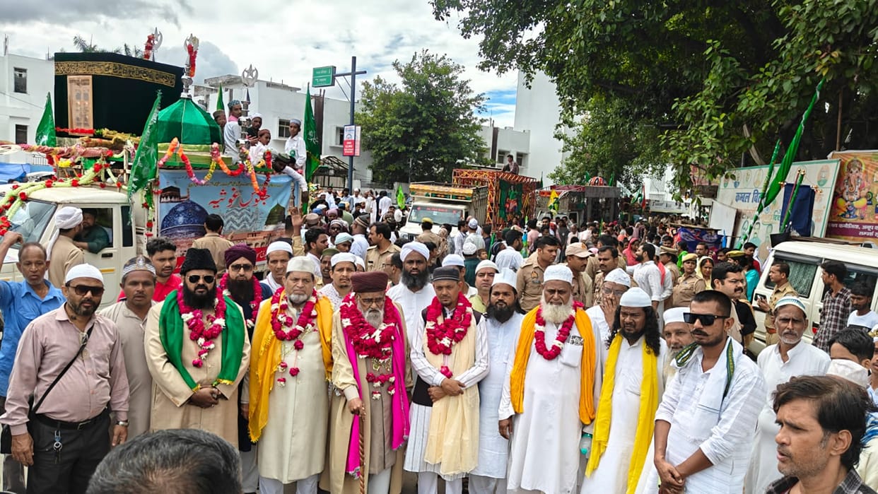 The Juloos-e-Ghausia procession set out with great grandeur.