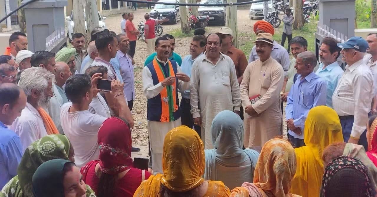 श्री रामलीला मैदान फतेहपुर में एकत्रित होकर मांगों के लिए प्रदर्शन करते हुए स्थानीय लोग। स्रोत: