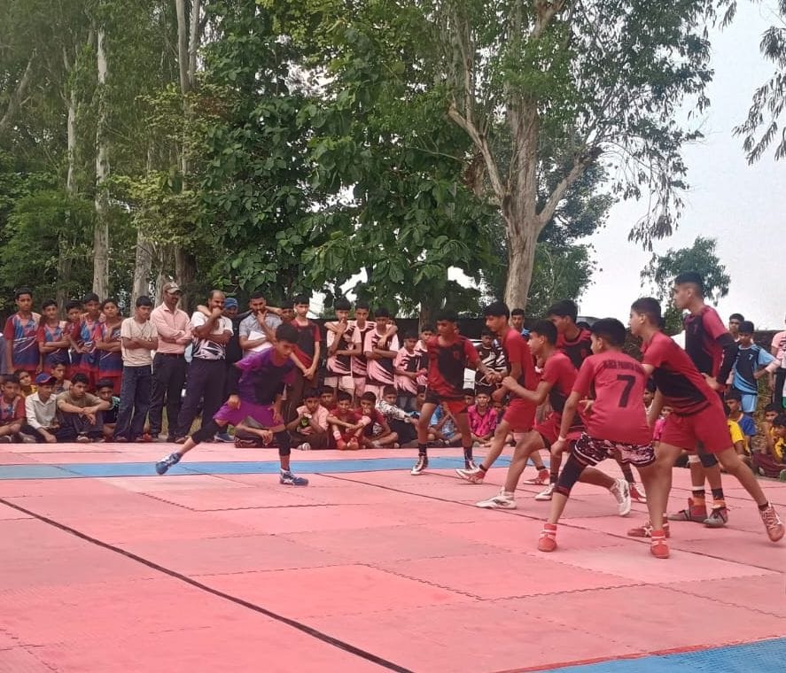 शिवपुर स्कूल में खेलकूद प्रतियोगिता में दमखम दिखाते छात्र खिलाड़ी। संवाद