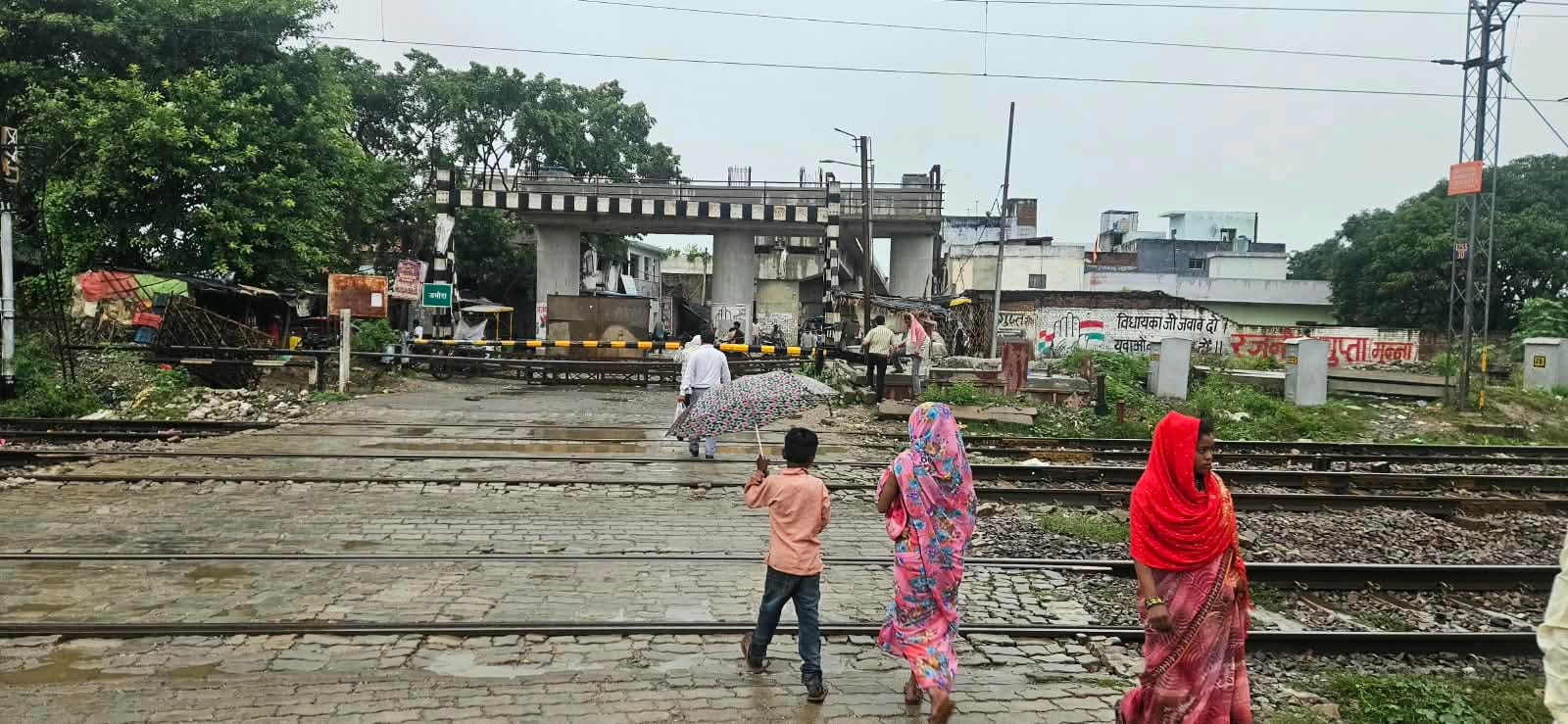तिलहर-निगोही मार्ग पर ओवरब्रिज निर्माण के लिए बंद की गई क्रॉसिंग। संवाद