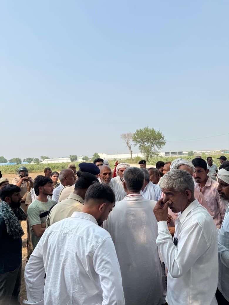 तोशाम-बवानीखेड़ा के बीच गौतम सोलर कंपनी के पास खेतों में लगी पुलिस व किसानों की भीड़। संवाद