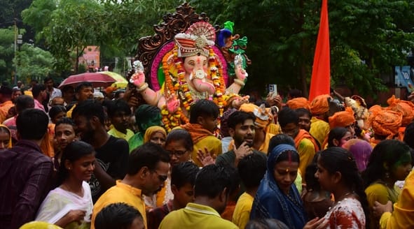 Faith in the heart, sorrow over Bappa's departure in the eyes.