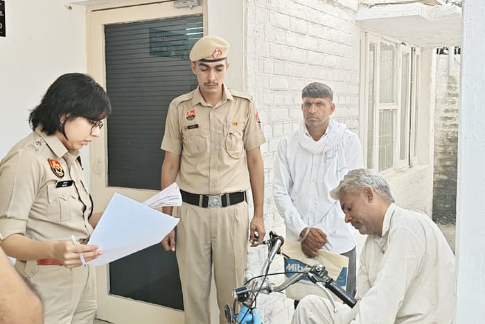 The SP left her chair to listen to the complaint of the disabled person