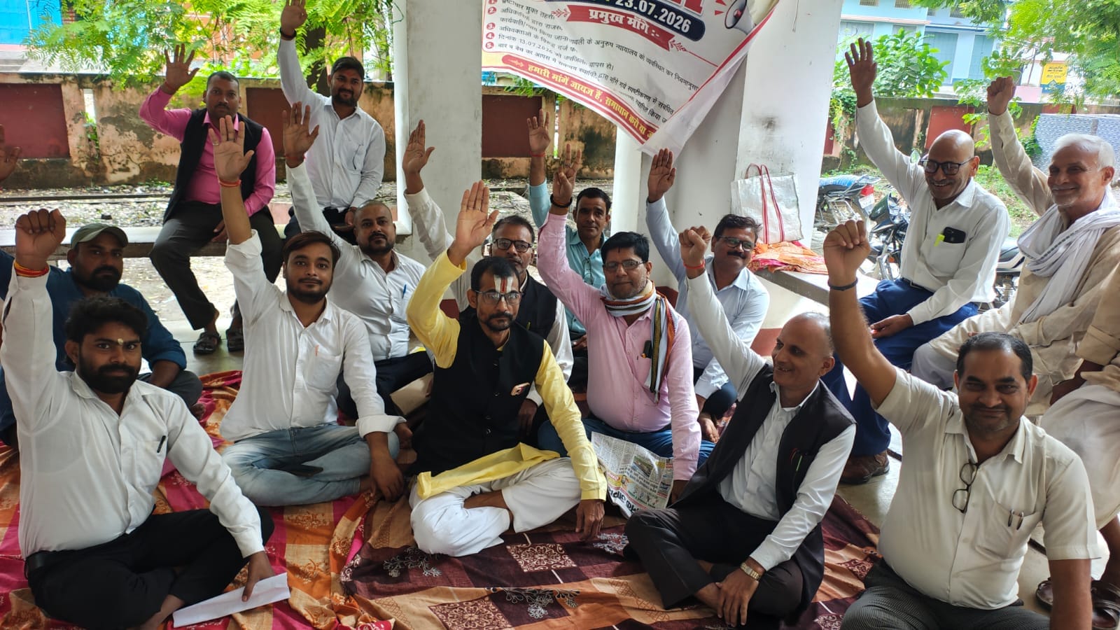 विभिन्न मांगों को लेकर बैरिया तहसील परिसर में आयोजित धरना के दौरान अपने मांगाें के समर्थन में 