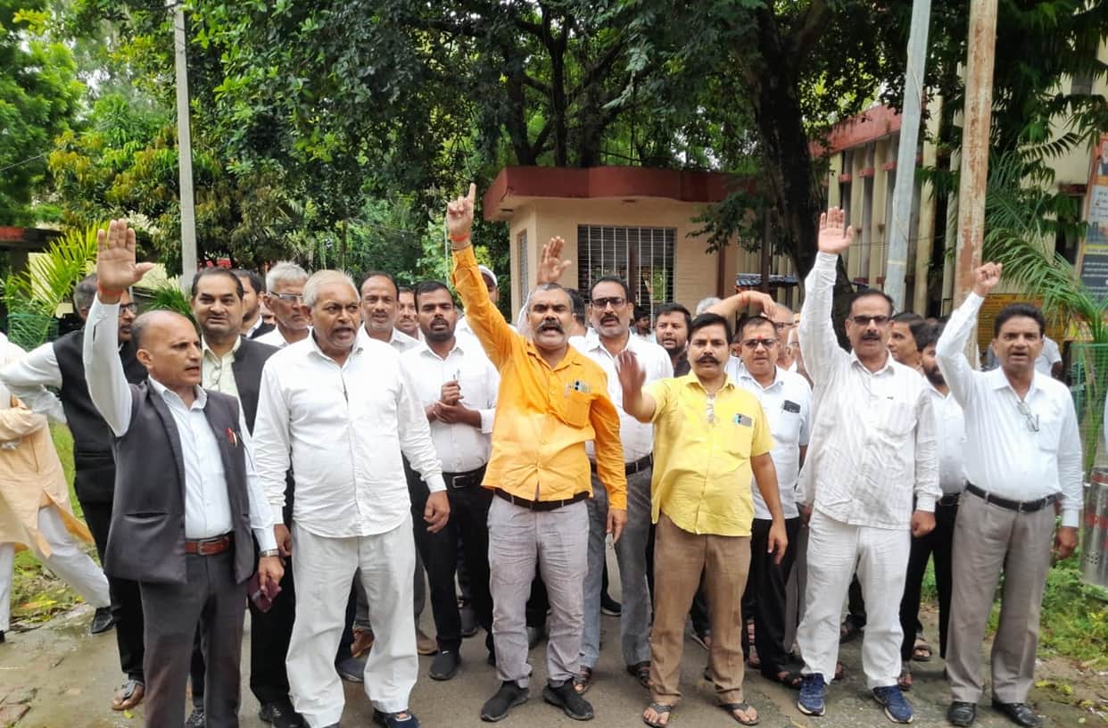 Lawyers' sit-in protest in support of the demand to withdraw the FIR.