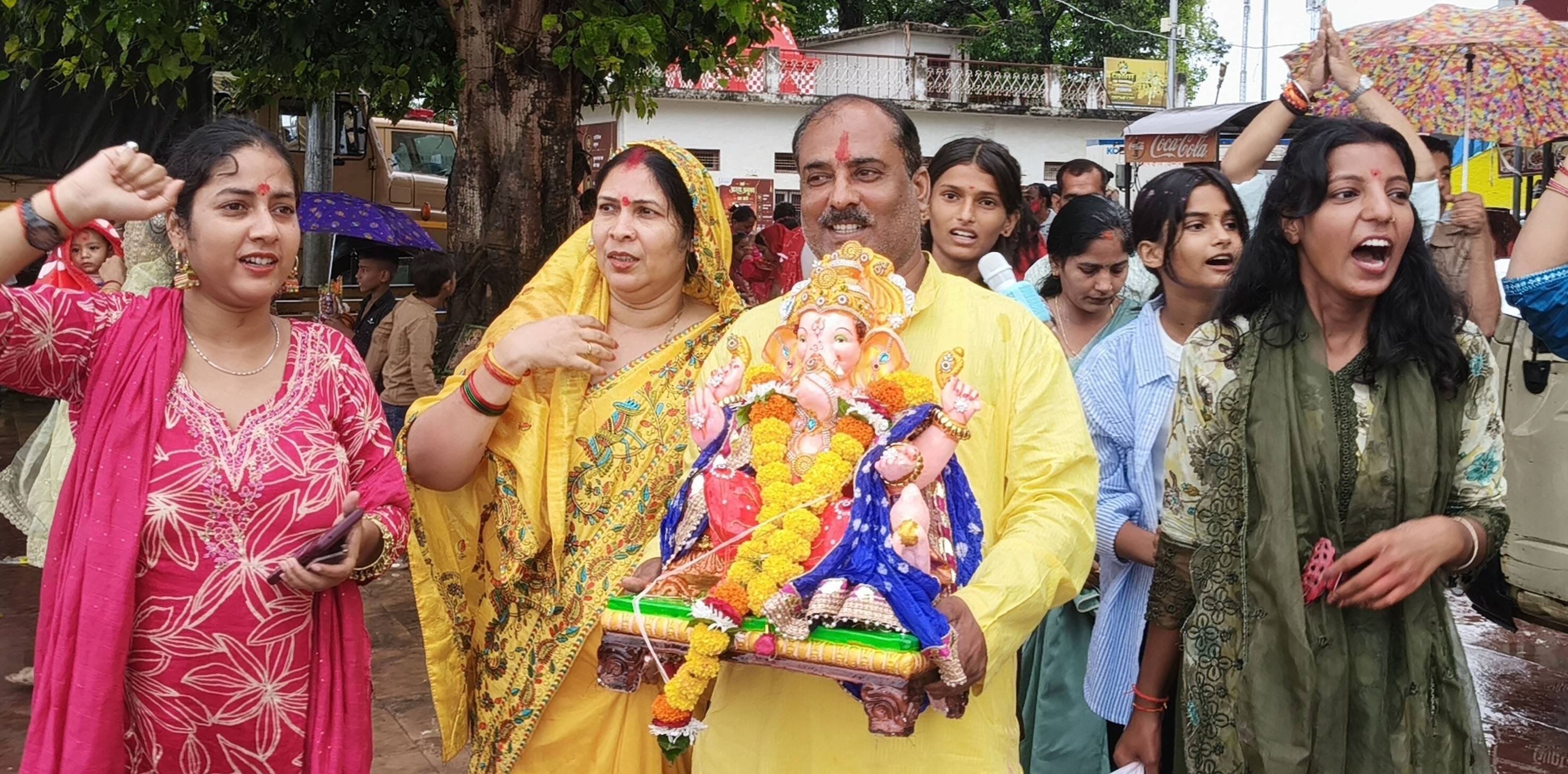 विसर्जन के लिए पहुंचे श्रद्धालु।