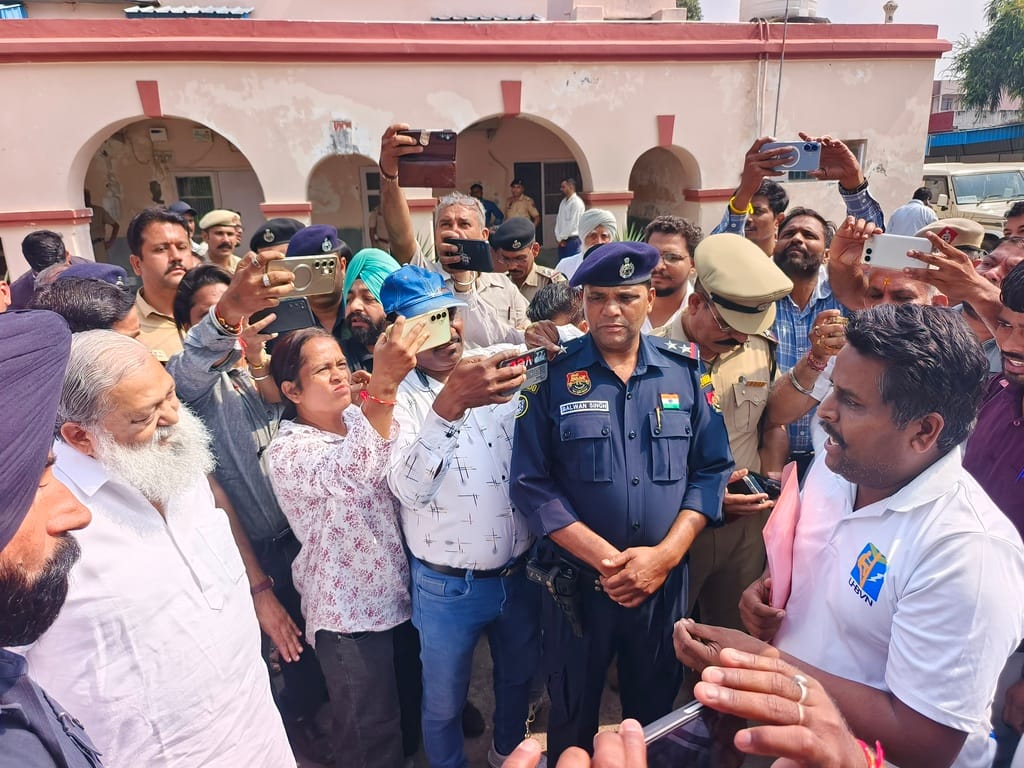 विश्राम गृह में बिजली कर्मचारी केबिनेट मंत्री अनिल विज से अपनी बात रखते हुए। संवाद