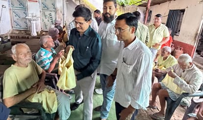 विश्व फार्मासिस्ट दिवस पर वृद्धाश्रम व अस्पताल में बांटे गए फल। संवाद