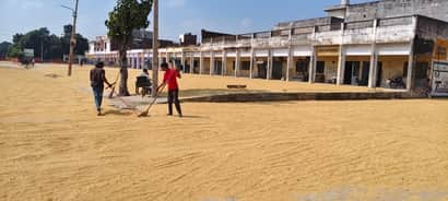 Farmers are angry due to lack of weighing in Vyaspur Mandi