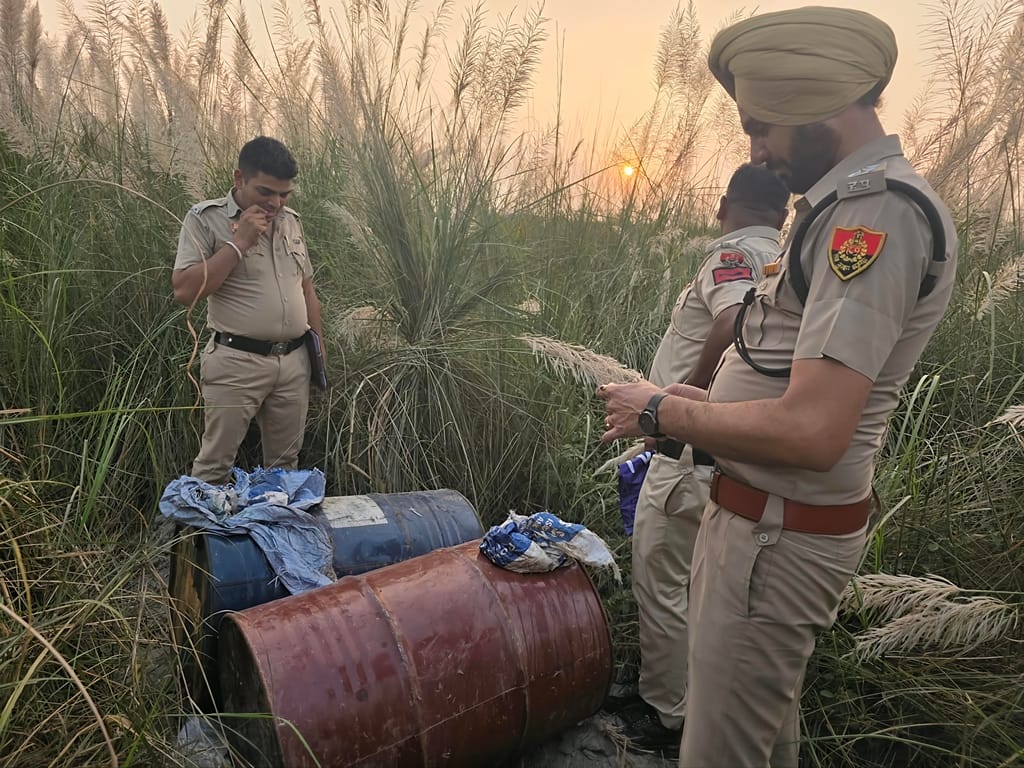 Illicit liquor manufacturing unit busted on Yamuna banks; 400 litres of wash seized.